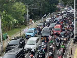 Jalan Raya Lenteng Agung Ambles, Pengendara Harus Sabar Menghadapi Kemacetan Parah