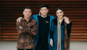 Ashanty, Anang Hermansyah, dan Azriel Hermansyah Wisuda Bersama di Universitas Airlangga, Momen Langka yang Menginspirasi
