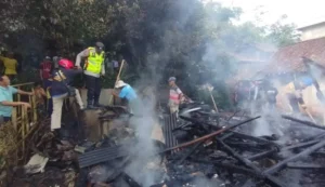 Kebakaran Hebat Melanda Rumah Panggung Lansia di Garut, 2 Motor dan Kandang Domba Hangus
