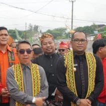 Masyarakat Adat 6 Luhah Sungai Penuh Sambut Bambu Karamentang 30 Meter Sebagai Simbol Persatuan