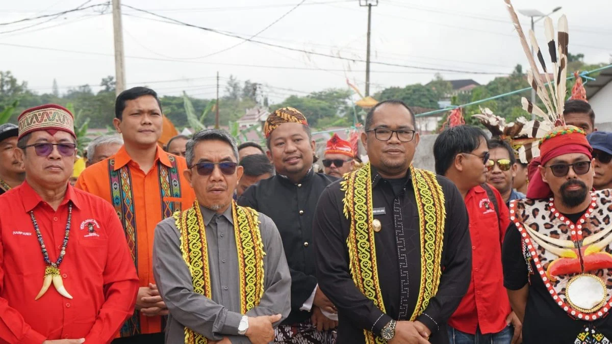 Masyarakat Adat 6 Luhah Sungai Penuh Sambut Bambu Karamentang 30 Meter Sebagai Simbol Persatuan