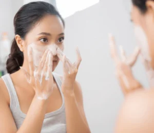 Mengatasi Wajah Berminyak Saat Menstruasi dengan 4 Cara Perawatan Kulit Alami