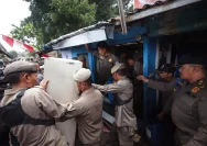 Pemerintah Kota Bandung Tertibkan Bangunan Liar di Kawasan Dipatiukur