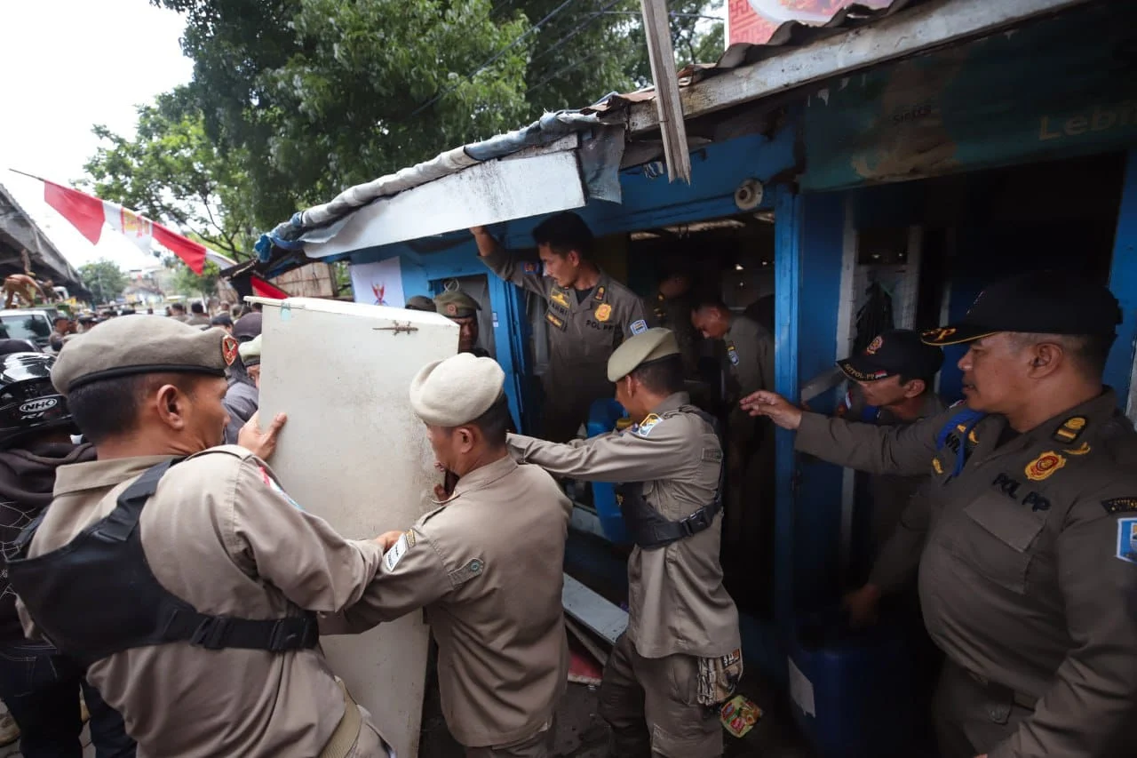 Pemerintah Kota Bandung Tertibkan Bangunan Liar di Kawasan Dipatiukur