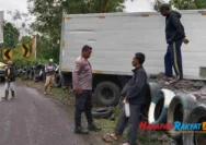 Truk Pengangkut Beras Bantuan Pangan Kecelakaan Tunggal di Tanjakan Panganten Garut