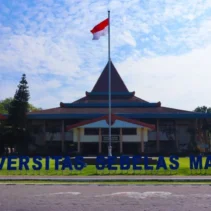 Universitas Sebelas Maret: Dari Operasi Katarak Hingga Teror Pocong