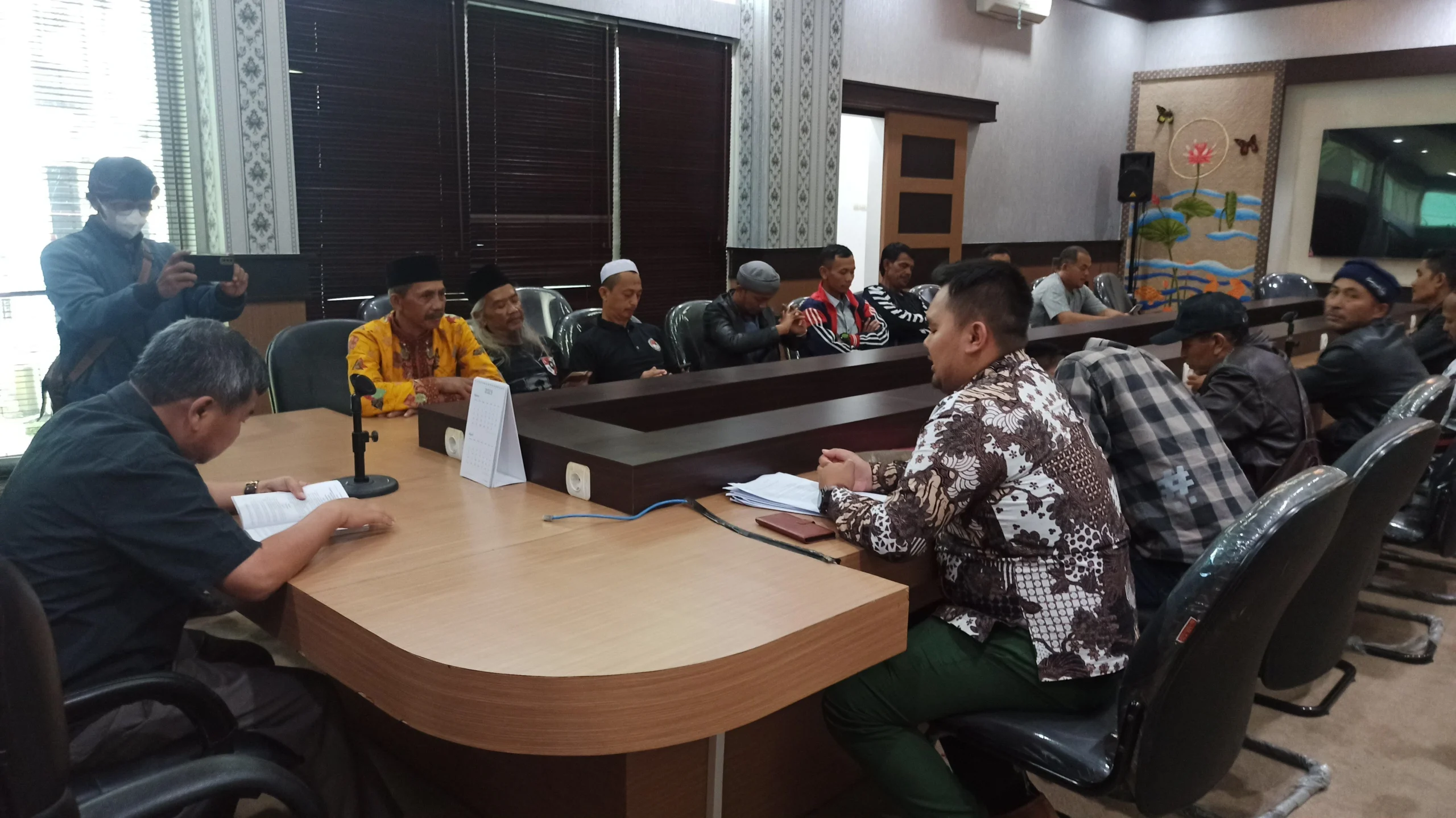 Warga Garut Minta Kepastian Soal Pembangunan SR, Bupati dan Sekda Berupaya Mencari Solusi