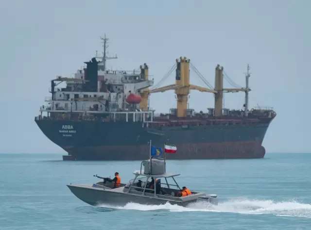 IRGC Melancarkan Serangan Besar-Besaran terhadap Kapal Sekutu AS di Selat Hormuz