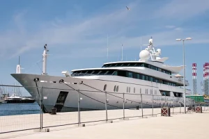 Protes Meluas di Venice, Italia, atas Kedatangan Duta Besar AS dengan Yacht Mewah dan Campur Tangan Perdana Menteri Giorgia Meloni dalam Kasus Pembunuhan Pencuri