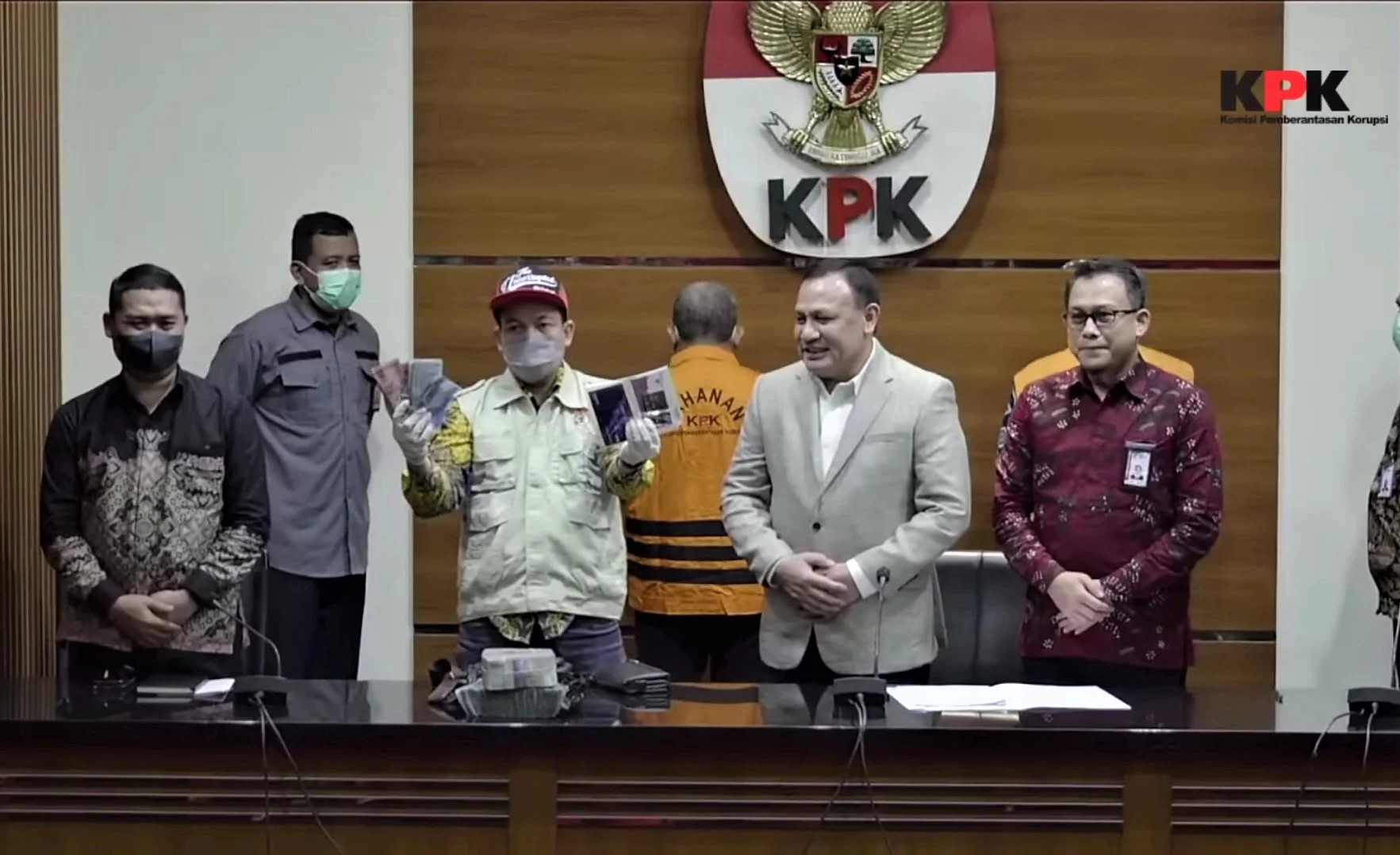 KPK OTT Bupati Pemalang: Anom Widiyantoro Diamankan dengan Barang Bukti Miliaran Rupiah
