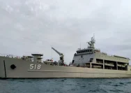 KRI Teluk Kendari-518 Jadi Primadona HJK Padang, Warga Antusias Melihat Kehebatan Kapal Perang