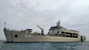 KRI Teluk Kendari-518 Jadi Primadona HJK Padang, Warga Antusias Melihat Kehebatan Kapal Perang