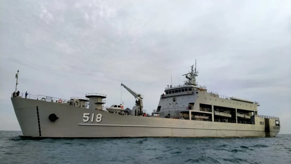 KRI Teluk Kendari-518 Jadi Primadona HJK Padang, Warga Antusias Melihat Kehebatan Kapal Perang