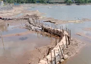 Musim Kemarau Membuat Debit Air di Waduk Karian Menyusut, Bekas Bangunan Warga Muncul ke Permukaan
