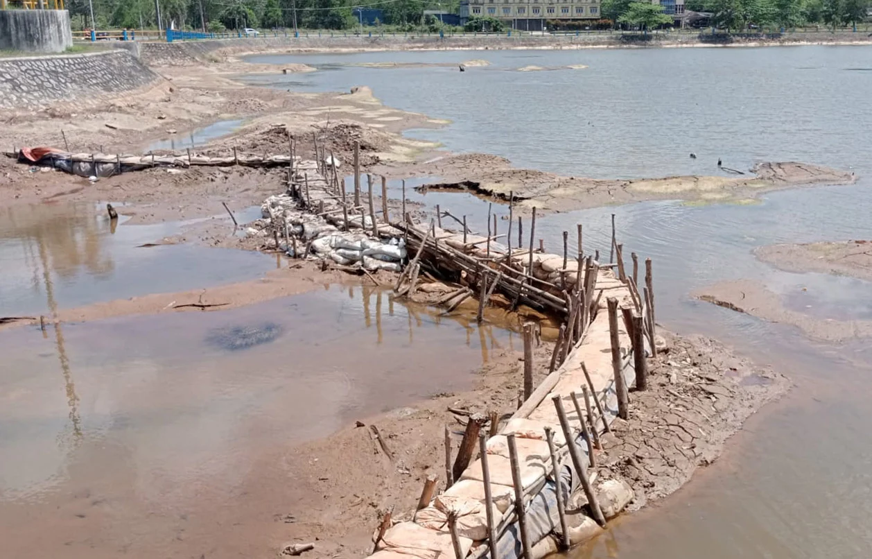 Musim Kemarau Membuat Debit Air di Waduk Karian Menyusut, Bekas Bangunan Warga Muncul ke Permukaan